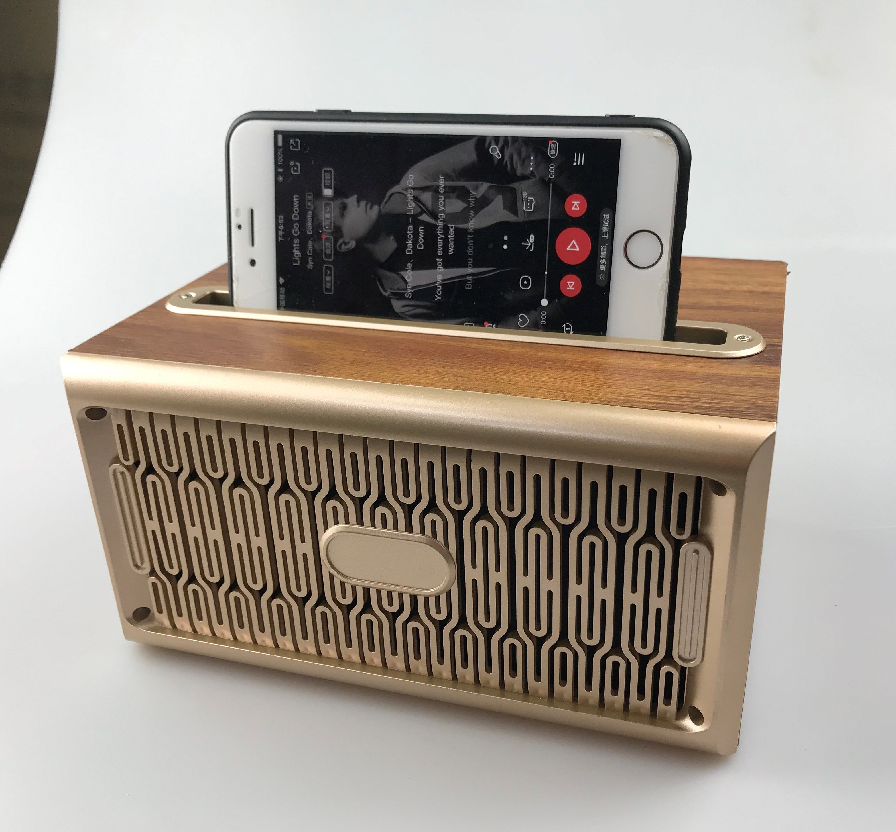 W06 Mini Retro Design BluetoothLautsprecher und FMRadio